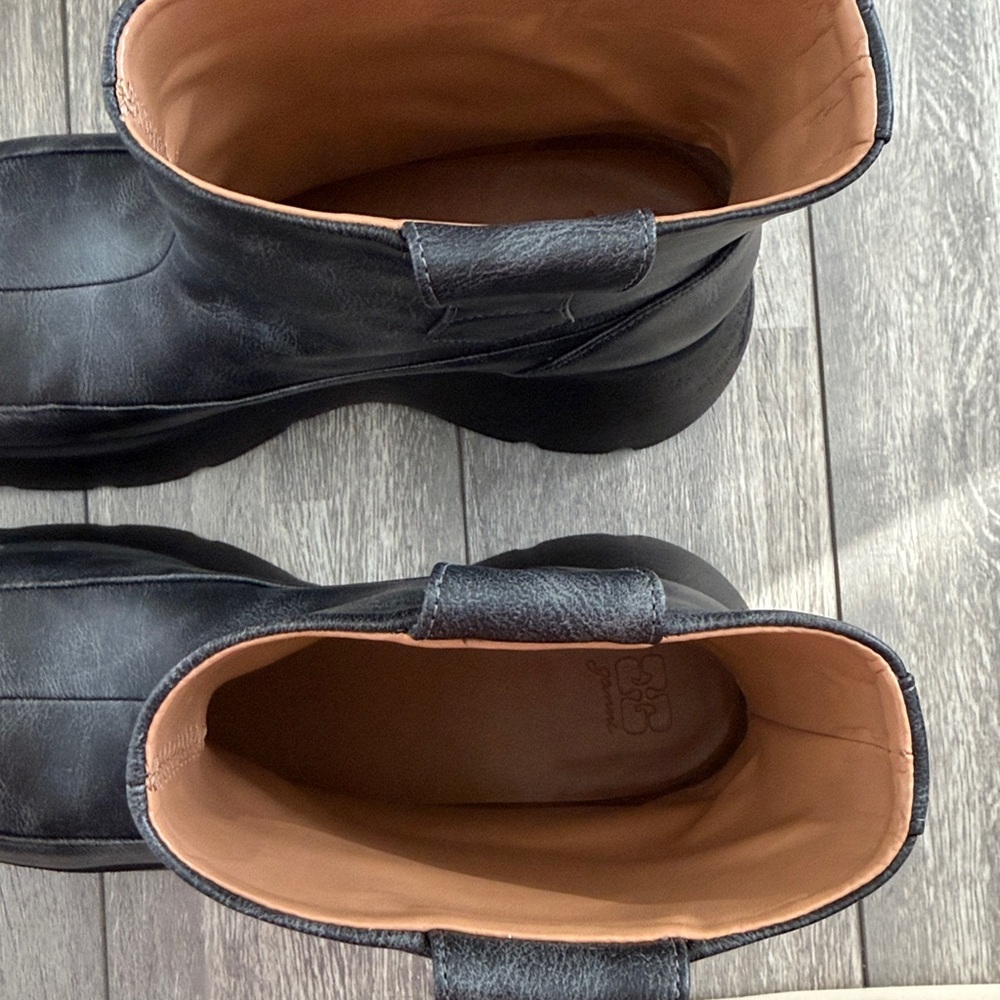 New in Box Size 39 Women’s Ganni
Kat Low Vintage Ankle Boots - Picture 14 of 17